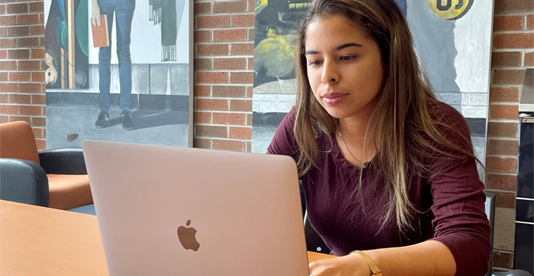 How do I judge something using clear criteria?